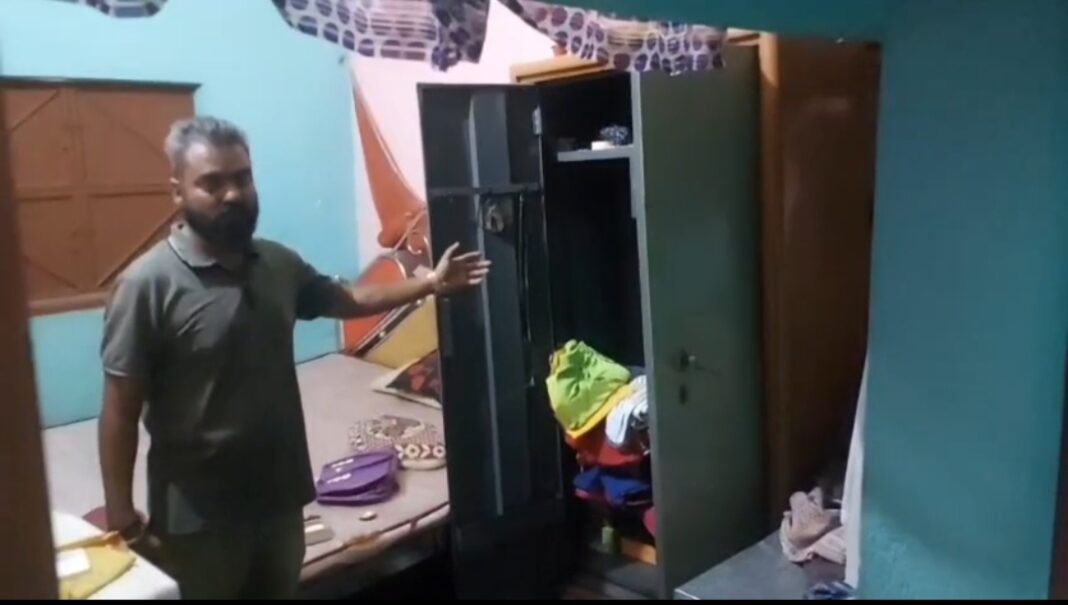 चोरी का सीसीटीवी फुटेज साझा करते घर मालिक मुंबई में चोरी का सीसीटीवी फुटेज