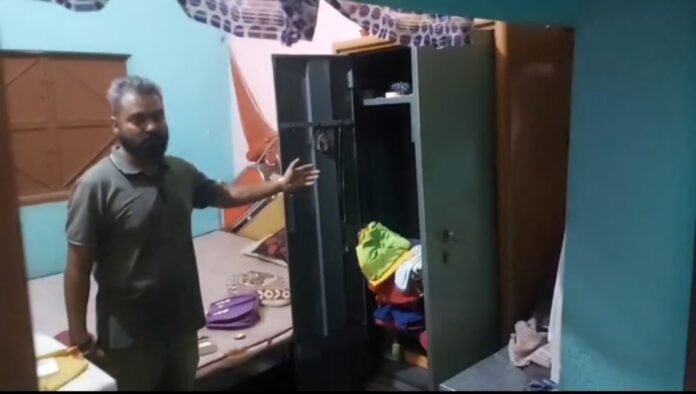 मुंबई में चोरी का सीसीटीवी फुटेज