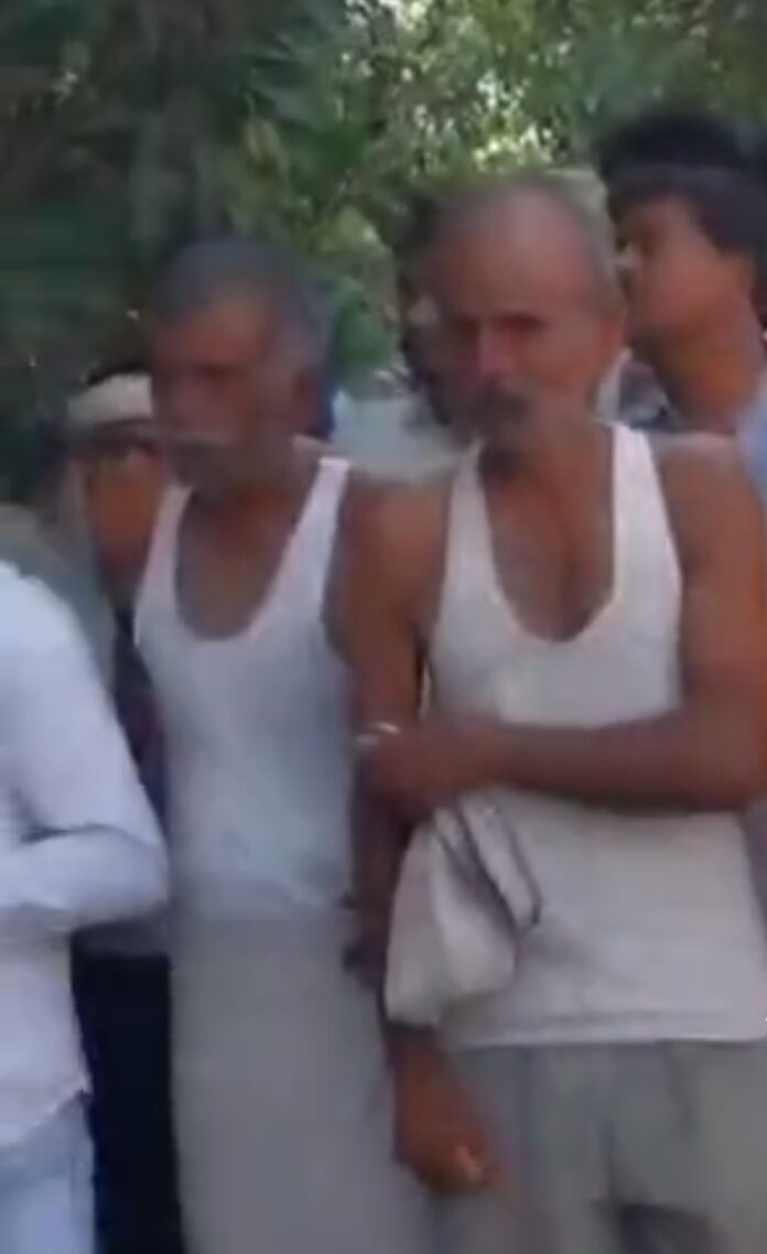 पेड़ के पास बसा गाँव