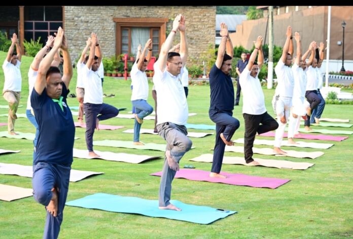उत्तराखंड के मुख्यमंत्री पुष्कर सिंह धामी योगाभ्यास करते हुए