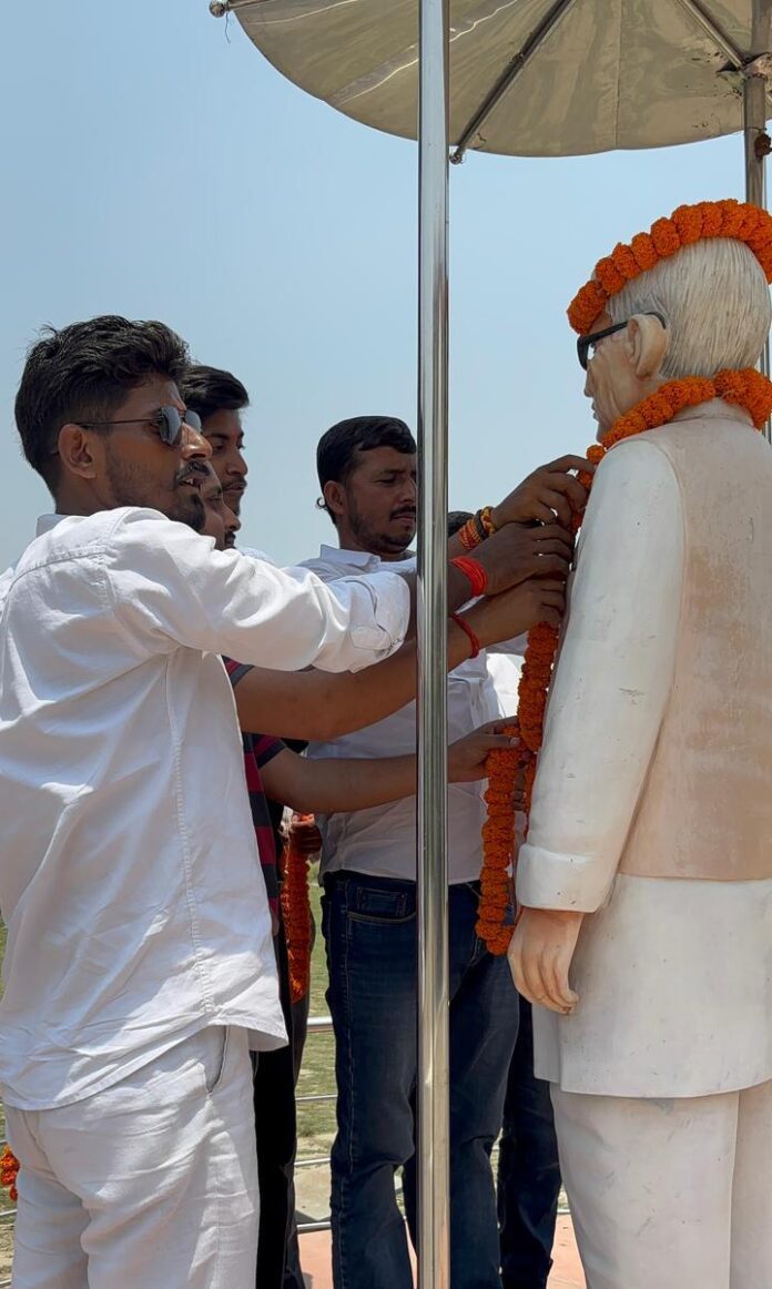 जेल से रिहा होने के बाद छात्र नेता ने किया लोकनायक जयप्रकाश नारायण को नमन