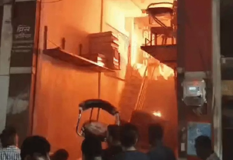 इंदौर में फर्नीचर दुकान में भीषण आग, मची अफरा-तफरी इंदौर में फर्नीचर दुकान में आग