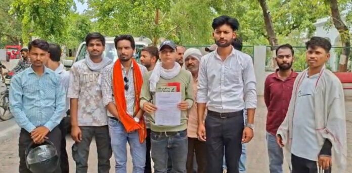 कर्मचारी ज्ञापन देते हुए