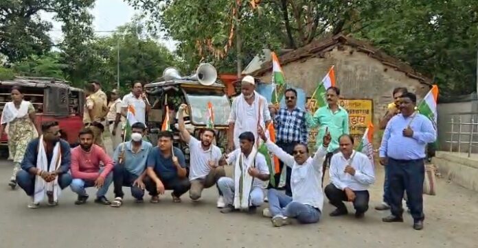 विरोध प्रदर्शन करते कांग्रेस के नेता विरोध प्रदर्शन करते कांग्रेस के नेता