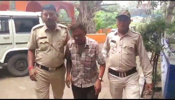 गिरफ्तार अशोक नोनिया को लेकर जाती पुलिस