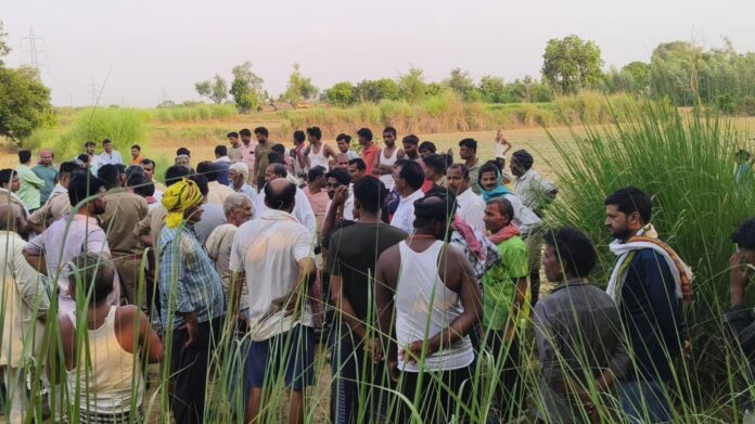 पुलिस घटना स्थल पर जांच करते हुए