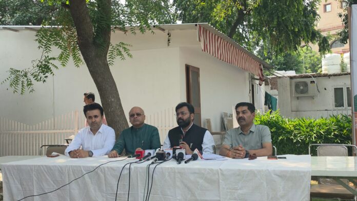 भाजपा नेता संकेत गुप्ता और दिल्ली कांटोनमेंट बोर्ड सदस्य राजेश गोयल की पत्रकार वार्ता