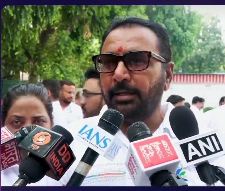 आयुष मंत्री प्रताप राव जाधव का मीडिया से मुखातिब होना आयुष मंत्री प्रताप राव जाधव मीडिया से बातचीत