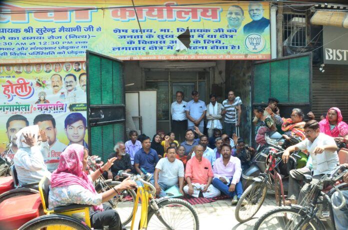 मंच पर कलाकार मंच पर कलाकार
