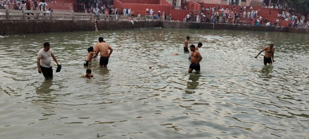 पिंडारा तीर्थ: श्रद्धालुओं का स्नान और आध्यात्मिक अनुभव पिंडारा तीर्थ में स्नान करते हुए श्रद्धालु
