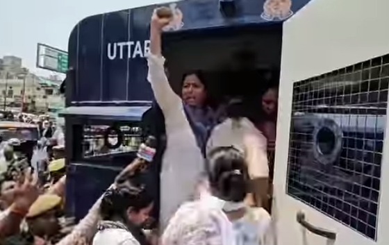 वज्र वाहन में हिरासत के बाद पल्लवी पटेल की पहली तस्वीरें सामने आईं वज्र वाहन में हिरासत के बाद पल्लवी पटेल की पहली तस्वीरें सामने आईं