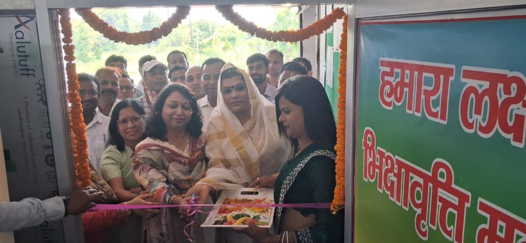 ट्रांसजेंडर कल्याण बोर्ड की श्वेता किन्नर ने गरिमा गृह का फीता काटकर किया उद्घाटन ट्रांसजेंडर कल्याण बोर्ड की श्वेता किन्नर ने गरिमा गृह का फीता काटकर किया उद्घाटन