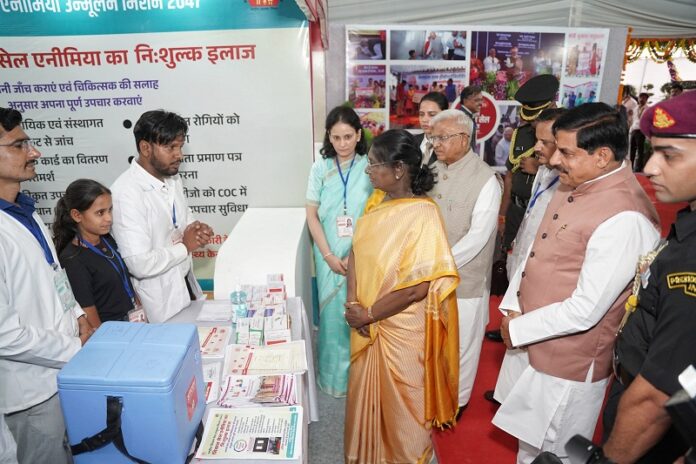 राष्ट्रपतिने ओंकारेश्वर में "विश्व सिकल सेल दिवस"के राज्य स्तरीय समारोह में प्रदर्शनी का अवलोकन किया