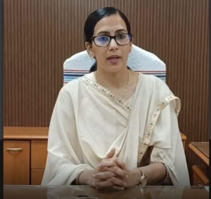 नई डीएम अलंकृता पांडे