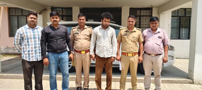 शातिर अपराधी पुलिस की गिरफ्त में: सफेद शर्ट में छिपा था खतरनाक सच