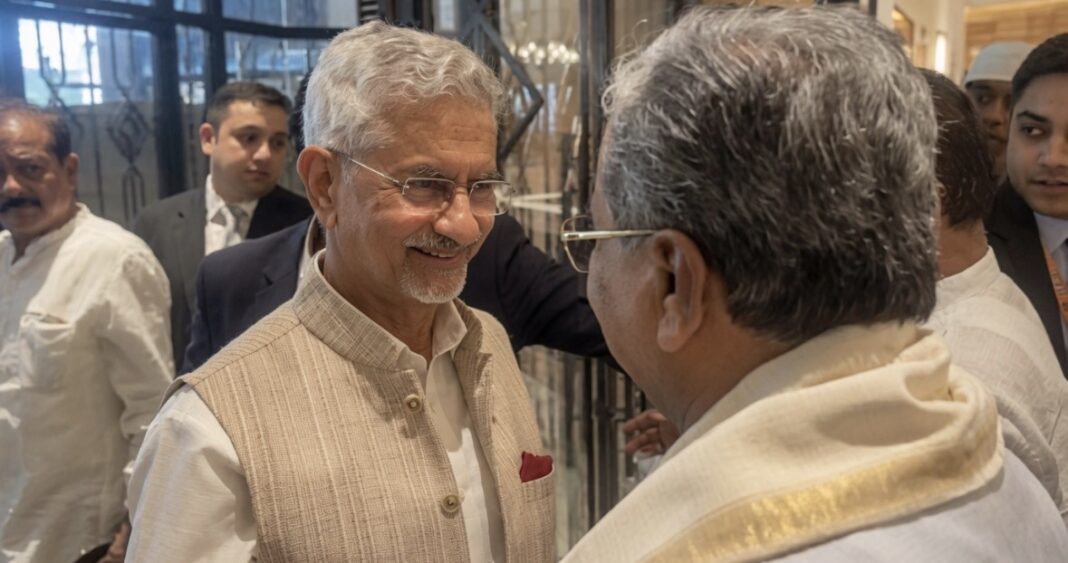 कर्नाटक कैबिनेट पर दिल्ली में मंथन! नई सरकार के गठन को लेकर बढ़ी हलचल कर्नाटक कैबिनेट पर दिल्ली में मंथन! नई सरकार के गठन को लेकर बढ़ी हलचल