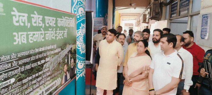 गुरुग्राम स्थित लघु सचिवालय में प्रदर्शनी का उद्घाटन करके अवलोकन करतीं डा. सुधा यादव। गुरुग्राम स्थित लघु सचिवालय में प्रदर्शनी का उद्घाटन करके अवलोकन करतीं डा. सुधा यादव।