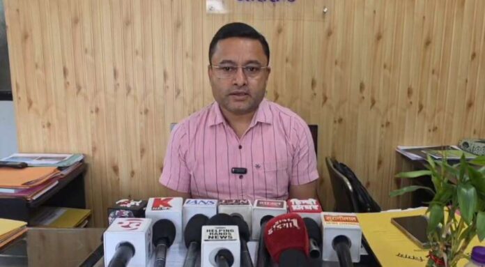 ट्रैचिंग ग्राउंड से कूड़ा निकाला जा रहा है