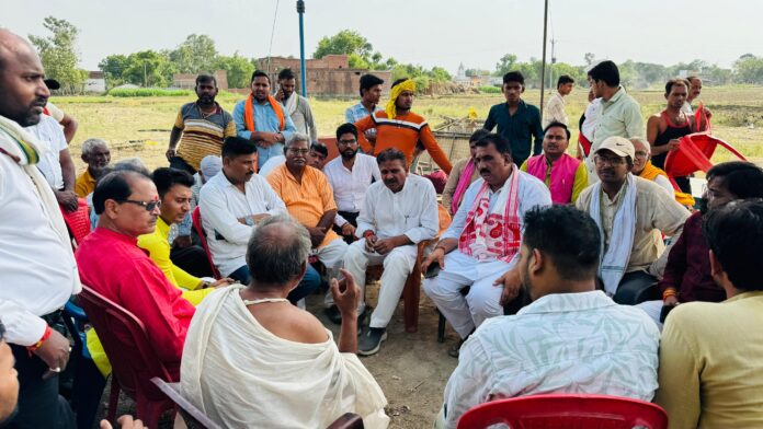प्रयागराज के कुकुर कटवा गांव में हुई तिहरे हत्याकांड के पीड़ित परिवार से मिले महापौर गणेश केसरवानी