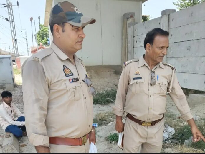 पुलिस ने घटनास्थल पर जांच शुरू की पुलिस ने घटनास्थल पर जांच शुरू की