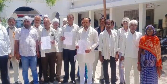 ग्रामीणों का पानी की कमी के खिलाफ विरोध प्रदर्शन ग्रामीणों का पानी की कमी के खिलाफ विरोध प्रदर्शन
