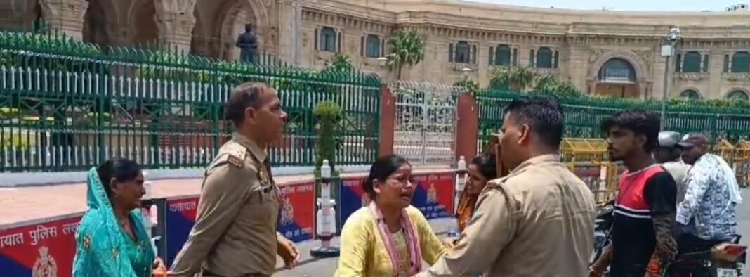 माँ-बेटी को अपराधियों से पुलिस ने बचाया माँ-बेटी को अपराधियों से पुलिस ने बचाया