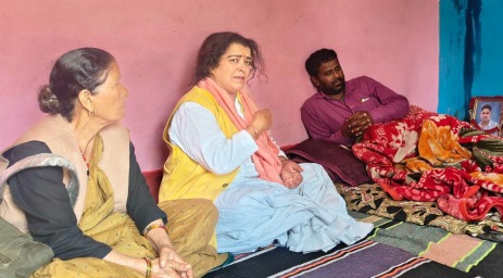 देवल गांव में मृतक केतन लाल के परिजनों को सांत्वना देती स्वराज विद्वान।