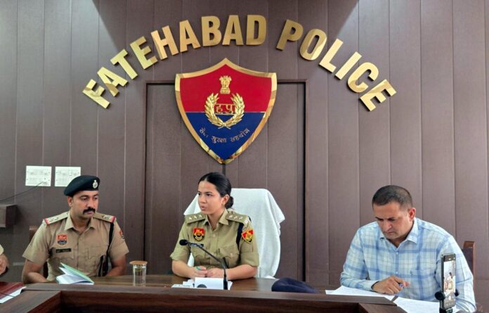 एएसपी दिव्यांशी सिंगला फतेहाबाद में पत्रकारों से मिलते हुए