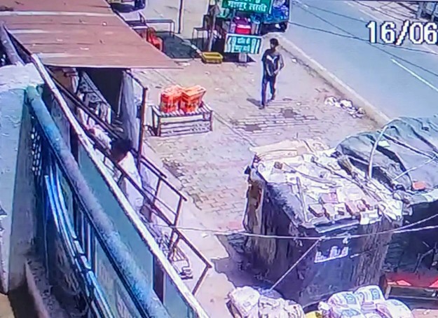 सीसीटीवी फुटेज में दिखा संदिग्ध: पुलिस जांच में नया मोड़ सीसीटीवी फुटेज में दिखा संदिग्ध: पुलिस जांच में नया मोड़