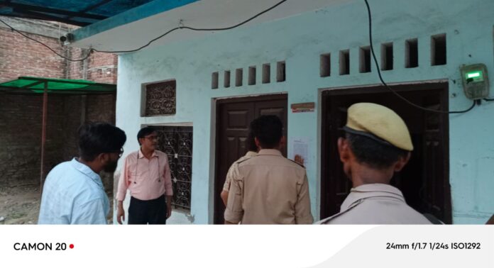 मतगणना में लापरवाही: प्रगणक के घर पर नोटिस चस्पा