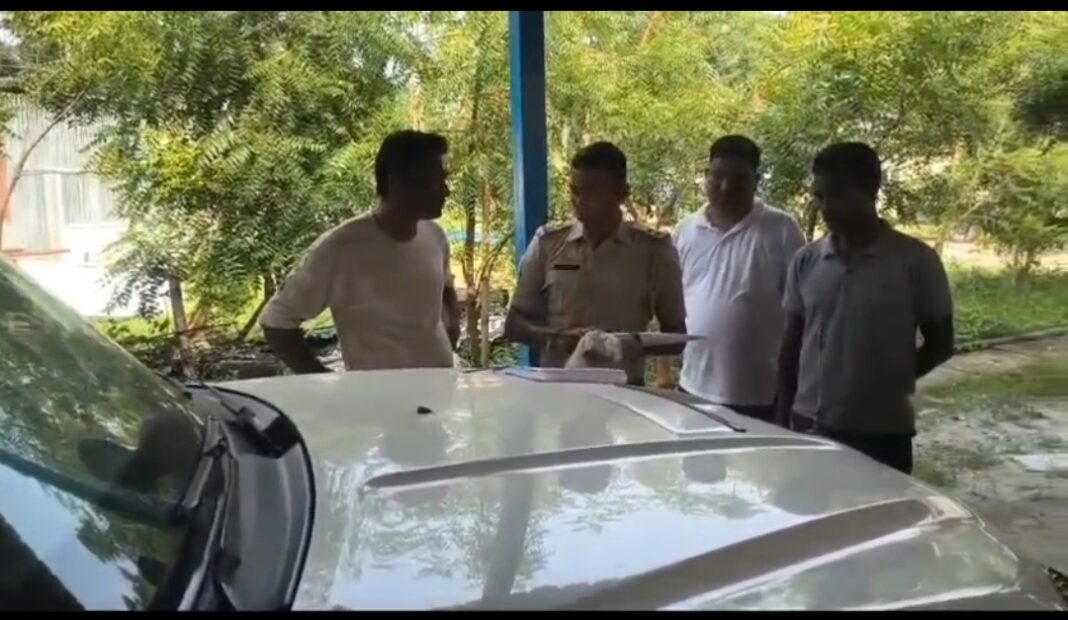 तृणमूल कांग्रेस नेता की घर से गाड़ी जब्त, पुलिस की कार्रवाई जारी तृणमूल नेता की गाड़ी जब्त