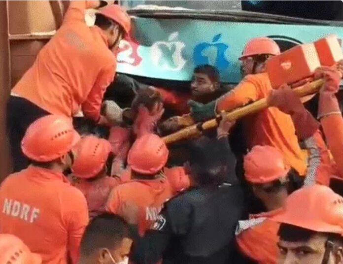 एनडीआरएफ की टीम हादसे के बाद राहत कार्य में जुटी