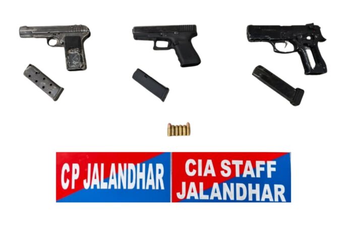 पुलिस ने आरोपियों से बरामद किया असलहा पुलिस ने आरोपियों से बरामद किया असलहा