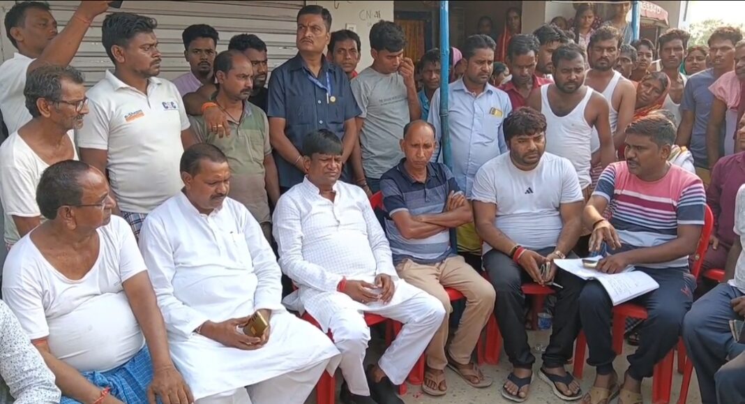 मृतक के घर ग्रामीणों के साथ बैठे सांसद ढुल्लू महतो