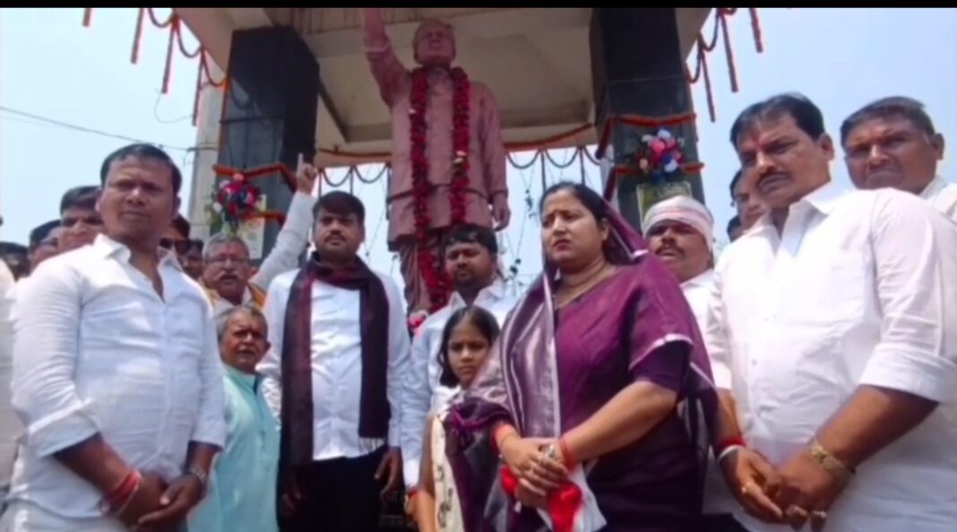 धनबाद के मेयर संजीव सिंह और झरिया विधायक रागिनी सिंह ने स्वर्गीय सूर्यदेव सिंह को श्रद्धांजलि दी। धनबाद के मेयर संजीव सिंह और झरिया विधायक रागिनी सिंह ने स्वर्गीय सूर्यदेव सिंह को श्रद्धांजलि दी।