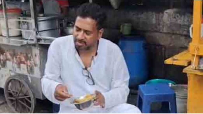 मंत्री शंकर घोष का सड़क किनारे दुकान में नाश्ता करना! मंत्री शंकर घोष का सड़क किनारे दुकान में नाश्ता करना!