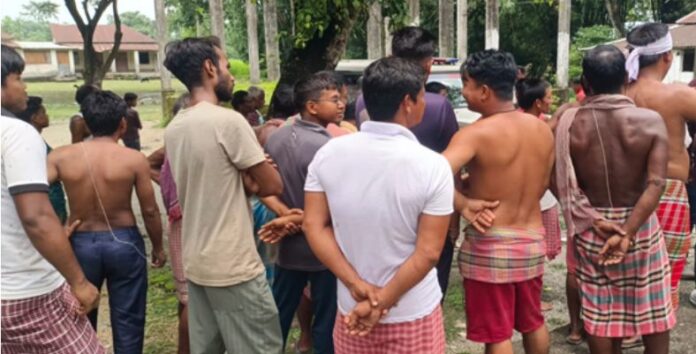 प्रशासन से बात करते ग्रामीण