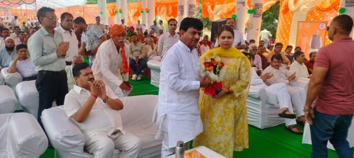 जिलाधिकारी ने किया मंत्री जी का गर्मजोशी से स्वागत जिलाधिकारी ने किया मंत्री जी का गर्मजोशी से स्वागत