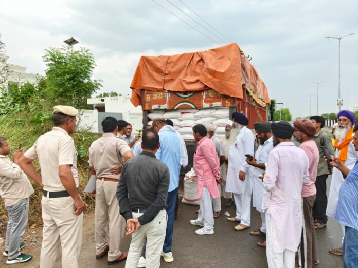 कृषि विभाग द्वारा पकड़ा गया यूरिया खाद से भरा ट्रक।