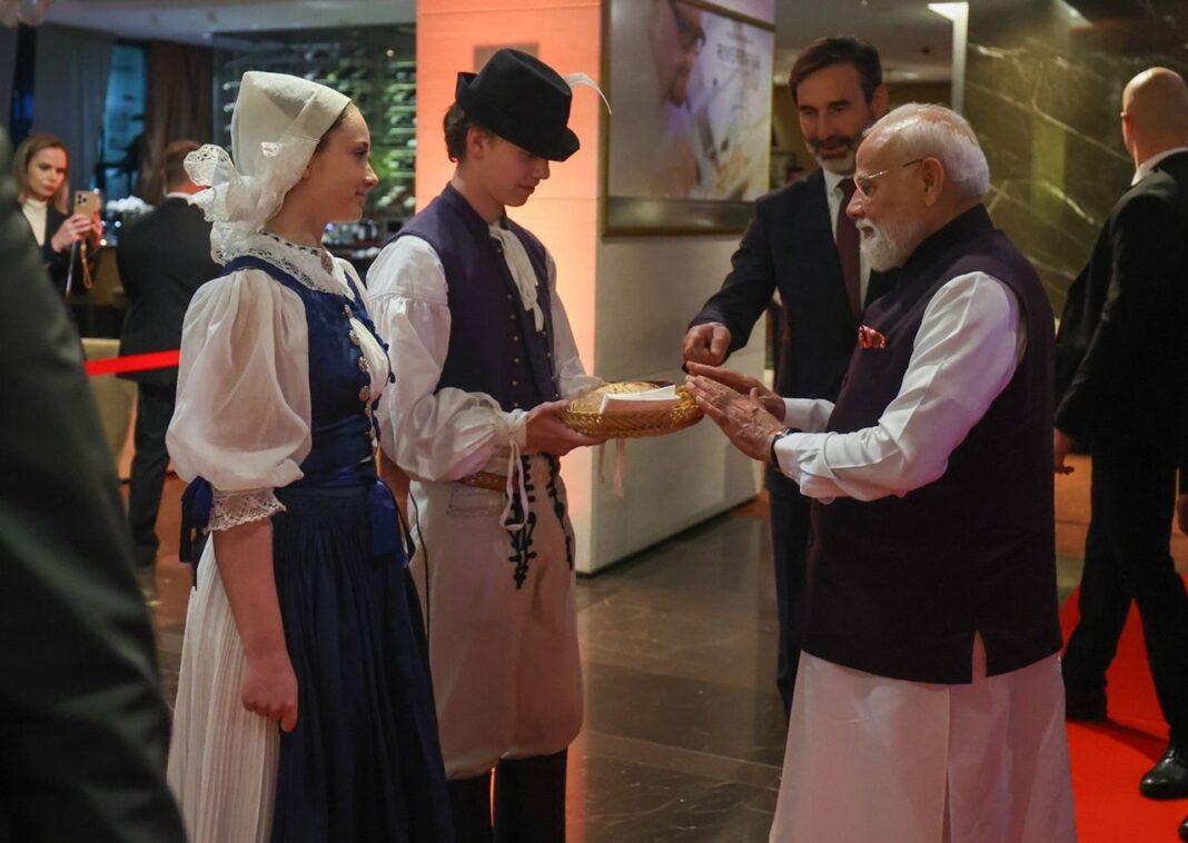 प्रधानमंत्री मोदी को स्लोवाकिया में ब्रेड और नमक के साथ स्वागत