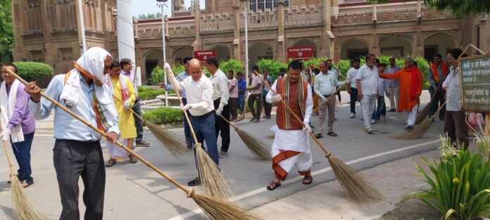 कुलपति प्रो. बिहारी लाल शर्मा के नेतृत्व में विशेष स्वच्छता अभियान का आयोजन