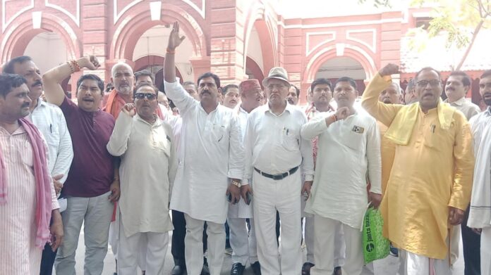 ब्राह्मण महासभा का कलेक्ट्रेट परिसर में डीएम ऑफिस के सामने विरोध प्रदर्शन ब्राह्मण महासभा का कलेक्ट्रेट परिसर में डीएम ऑफिस के सामने विरोध प्रदर्शन
