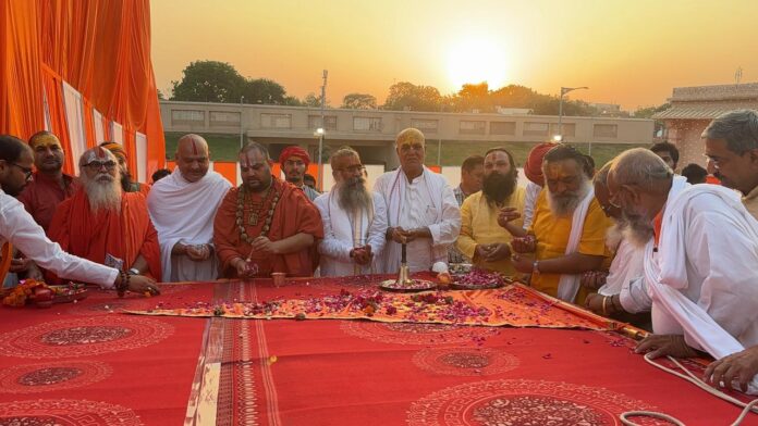 अयोध्या में राम जन्मभूमि परिसर के शेषावतार मंदिर शिखर पर संतों ने किया ध्वजारोहण अयोध्या में राम जन्मभूमि परिसर के शेषावतार मंदिर शिखर पर संतों ने किया ध्वजारोहण