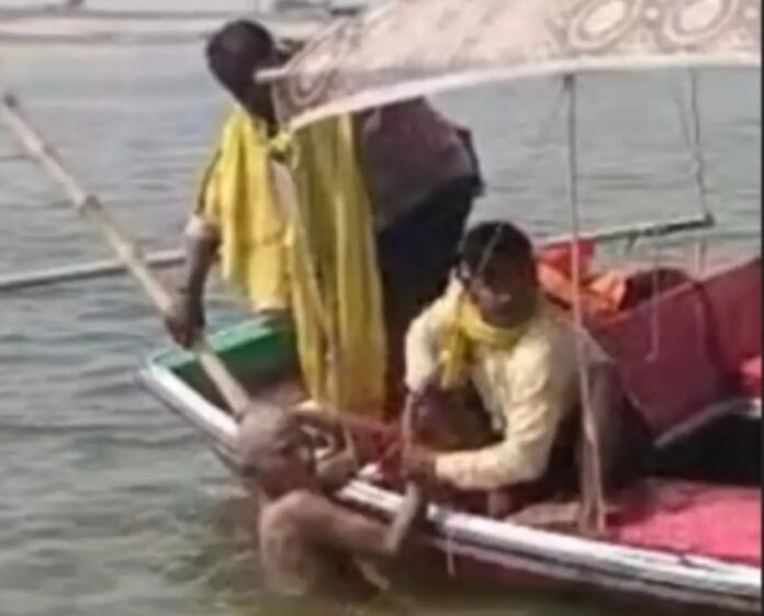 नाविक ने युवक को सुरक्षित बाहर निकाला