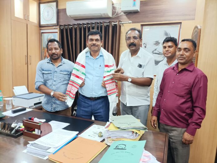 निदेशक से मुलाकात करते रतन तिर्की सहित अन्य नेताओं का बड़ा बयान निदेशक से मुलाकात करते रतन तिर्की सहित अन्य नेताओं का बड़ा बयान