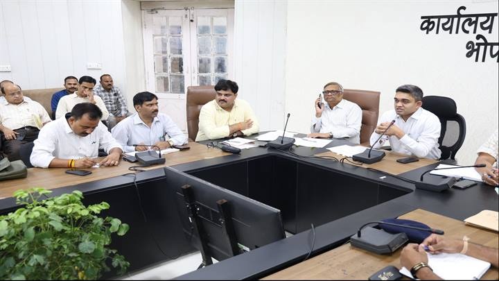 भोपालः कलेक्टर ने की नीट (यूजी) परीक्षा-2026 की तैयारियों की समीक्षा भोपालः कलेक्टर ने की नीट (यूजी) परीक्षा-2026 की तैयारियों की समीक्षा