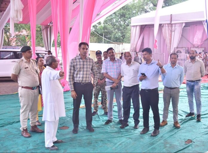 कलेक्टर तैयारियों का जायजा लेते हुए कलेक्टर तैयारियों का जायजा लेते हुए