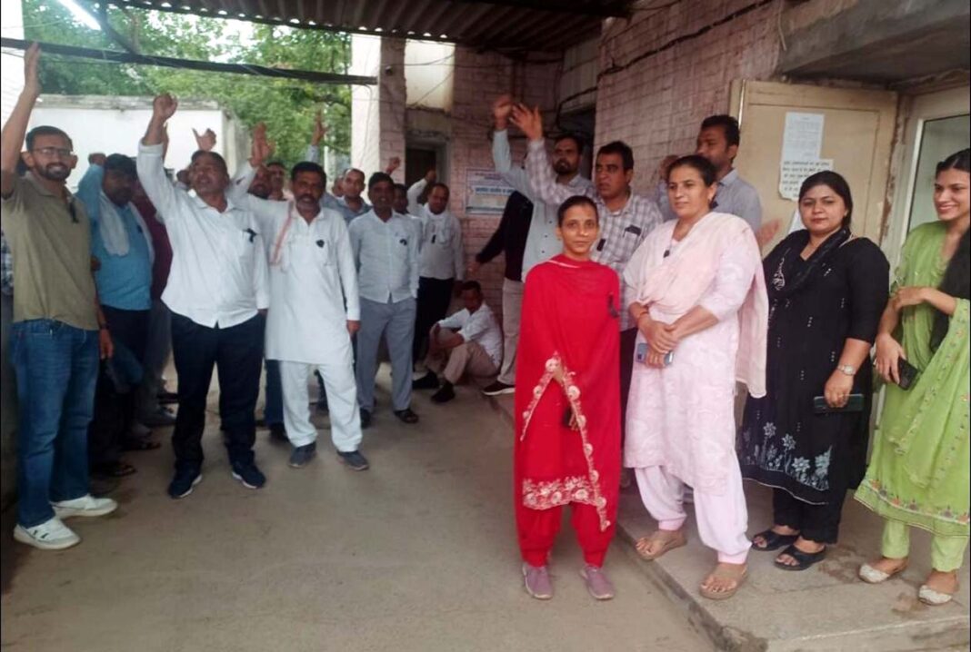 बिजली कर्मचारियों का अनोखा विरोध: सातरोड़ सब डिवीजन में काले बिल्ले लगाकर जताया रोष बिजली कर्मचारी काले बिल्ले लगाकर विरोध