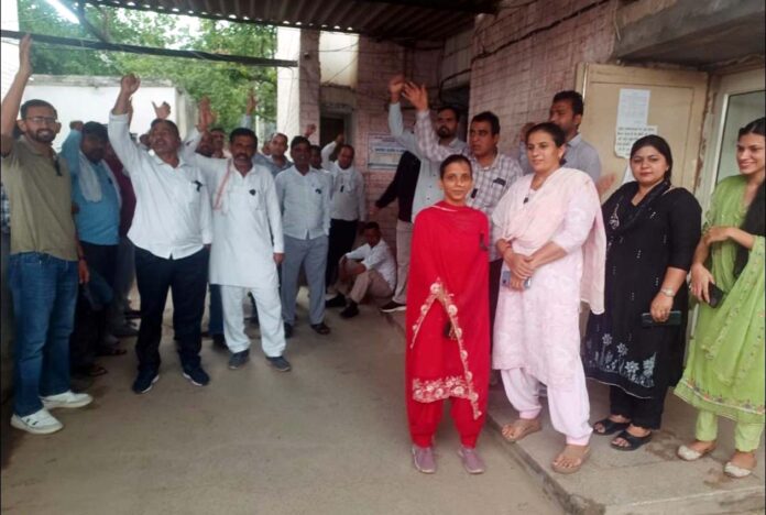 बिजली कर्मचारी काले बिल्ले लगाकर विरोध