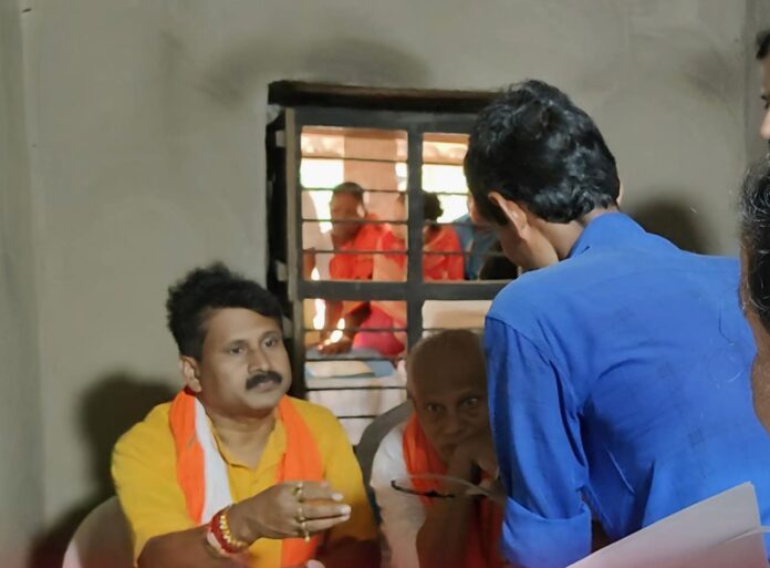 नारायणगढ़ विधायक रमा प्रसाद गिरी जनसुनवाई करते हुए जनसुनवाई करते नारायणगढ़ विधायक रमा प्रसाद गिरी
